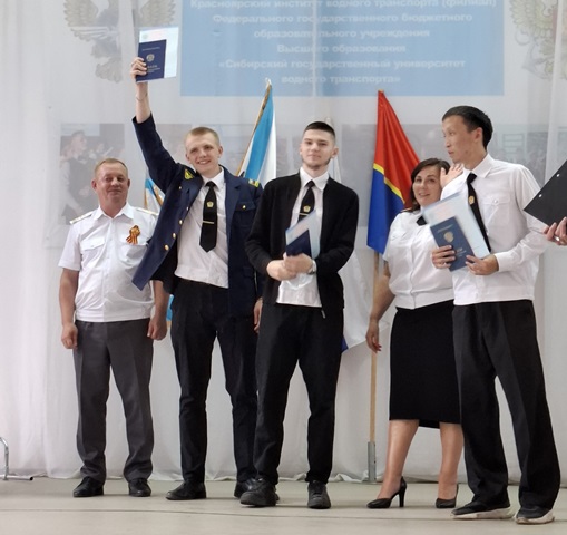 Церемония вручения дипломов выпускникам Красноярского института водного транспорта